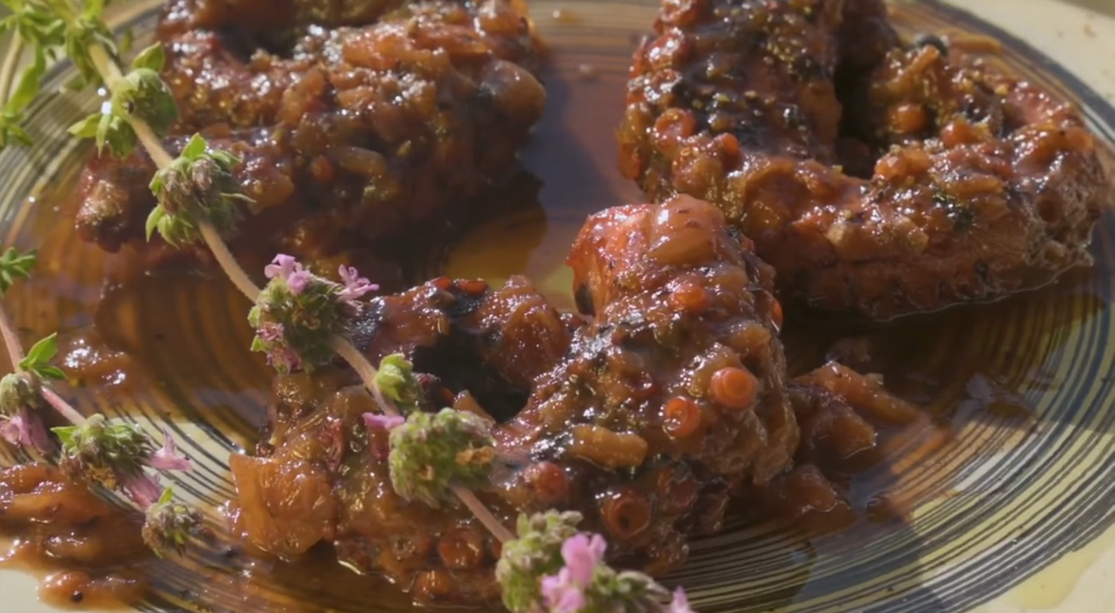 Χταπόδι με σαμιώτικο κρασί και πετιμέζι