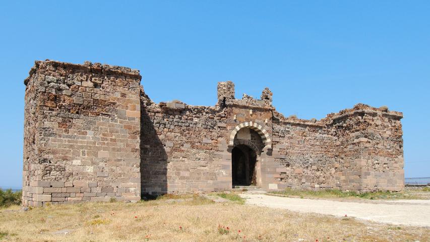 Εξωτερική άποψη κάστρου με κεντρική πύλη