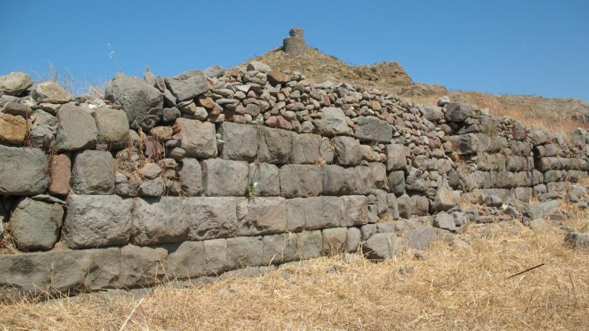 Πρόποδες ακρόπολης Ερεσού, στο βάθος η μεσαιωνική οχύρωση