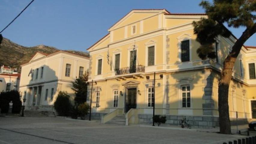 Αρχαιολογικό Μουσείο Βαθέος (αριστερά) και το Δημαρχείο