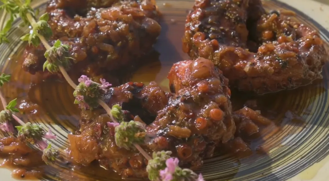 Χταπόδι με σαμιώτικο κρασί και πετιμέζι